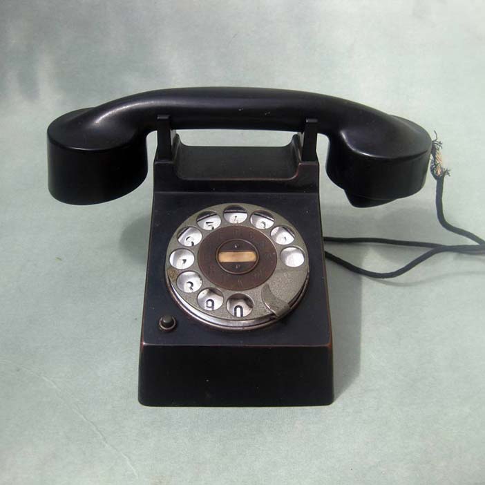 Telephone 'Frankfurt' produced from 1928 by Fuld & Co., also known as the 'Bauhaus telephone'. The shell and handset of the phone was designed by Marcel Breuer, the rest probab