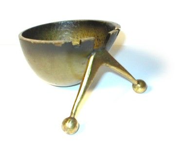 A Googie (Populuxe) ashtray from about 1950 that does not only serve its purpose, but has risen to the level of decorative art. It was designed by the industrial designer Maurice Ascalon and manufactu